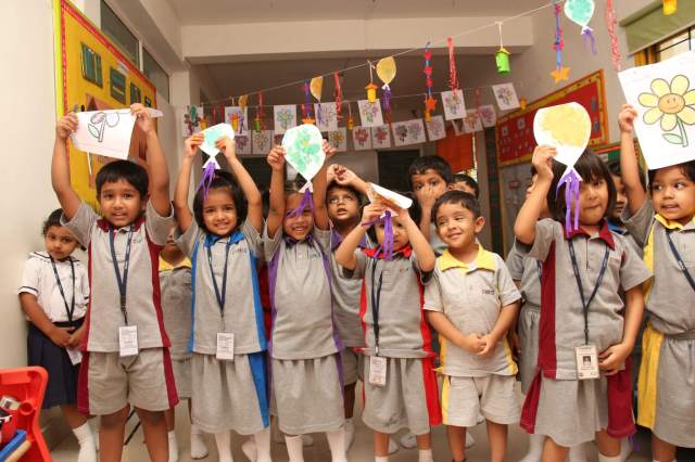 PP1B jumbos students painted flowers and balloons